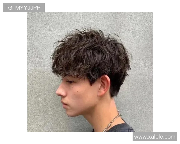 纹理烫发型如何成为男足球明星的时尚标志与个人风格的完美结合